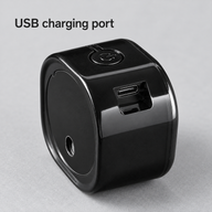 Nahaufnahme des vertieften USB-Ladeanschlusses am schwarzen Kaffeebohnen-Zerstäuber