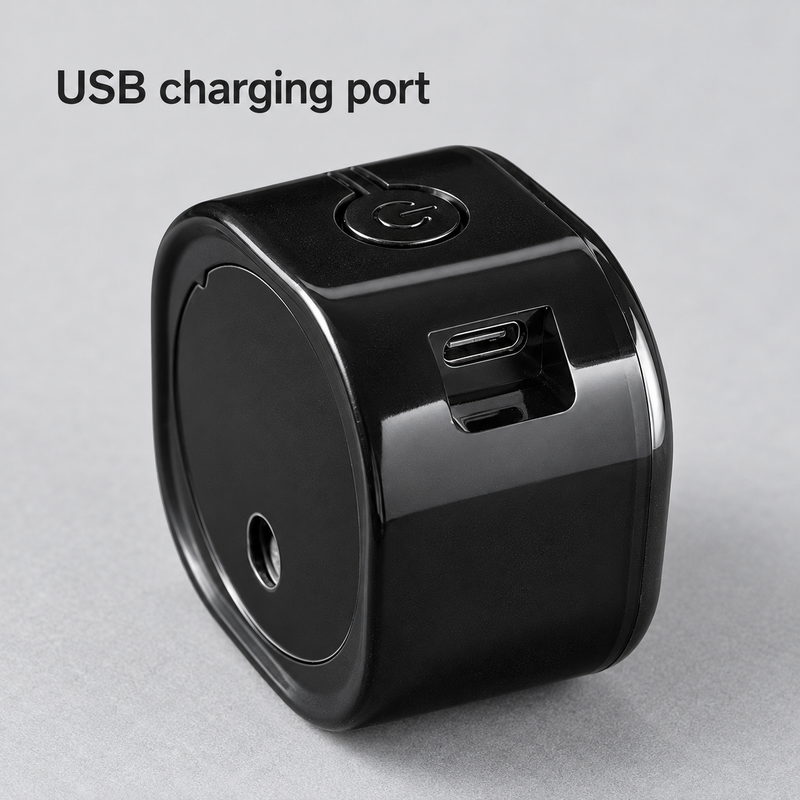 Nahaufnahme des vertieften USB-Ladeanschlusses am schwarzen Kaffeebohnen-Zerstäuber