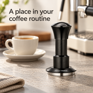 Czarny tamper udarowy obok filiżanki do espresso w domowym kąciku kawowym