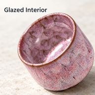 Primo piano dell’interno smaltato e del bordo arrotondato della tazza in ceramica rosa
