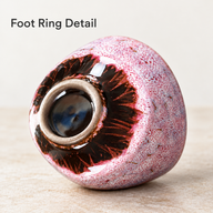 Lato inferiore della tazza in ceramica con smalto cristallino rosa con il piede ad anello
