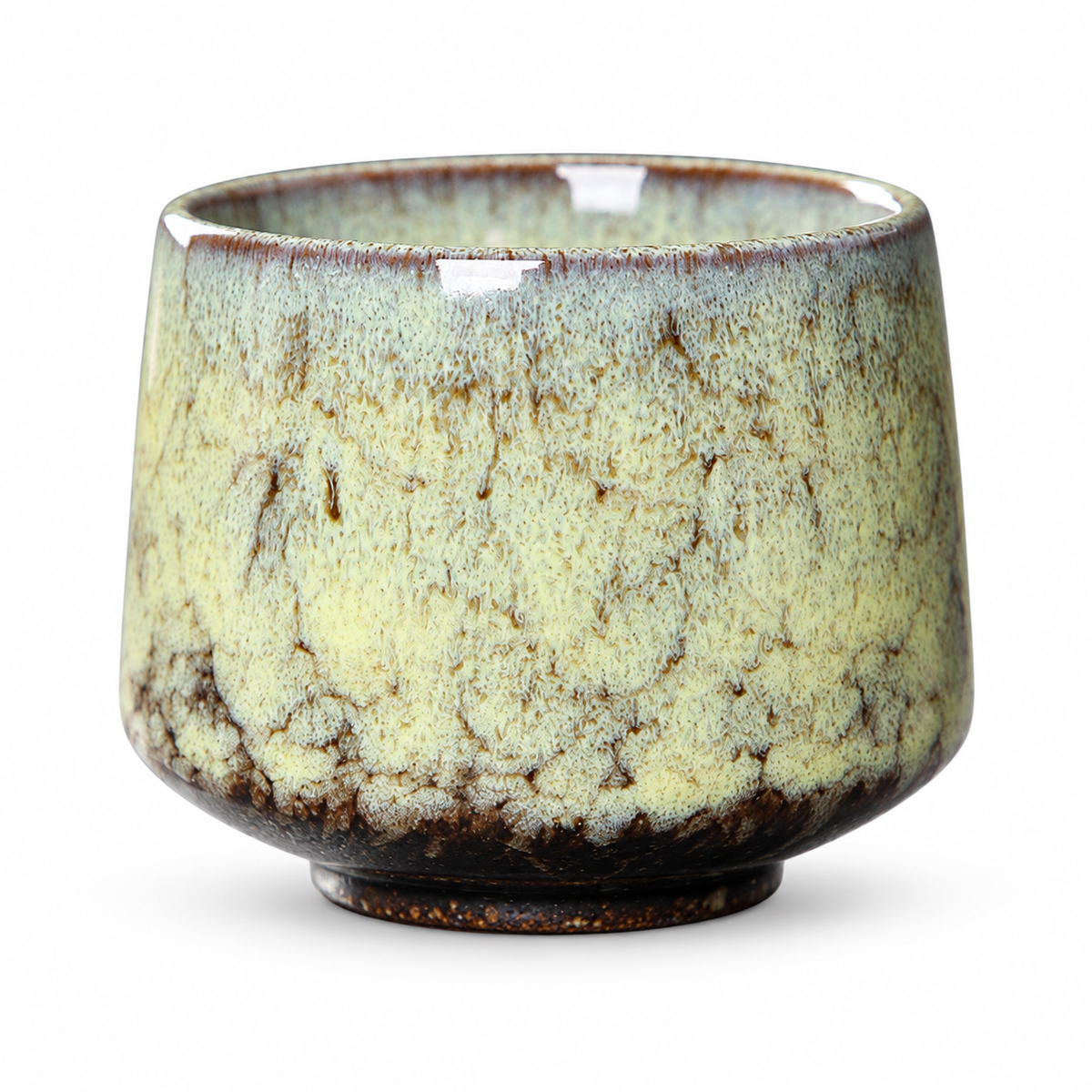 Tazza in ceramica con smalto cristallino giallo, 200 ml, su sfondo bianco
