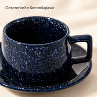 Nahaufnahme der gesprenkelten Keramikglasur in Mitternachtsblau
