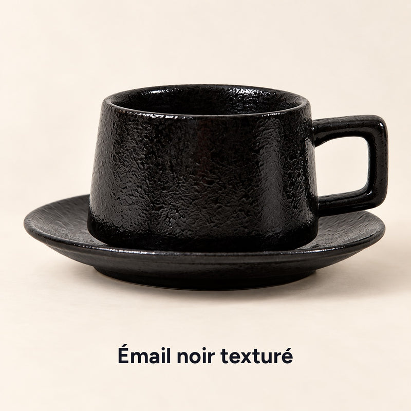Tasse et soucoupe en émail noir texturé