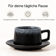 Tasse mit Untertasse mit Hinweisen zu hochgebrannter Keramik, natürlicher Glasurvarianz und Reinigung mit weichem Schwamm