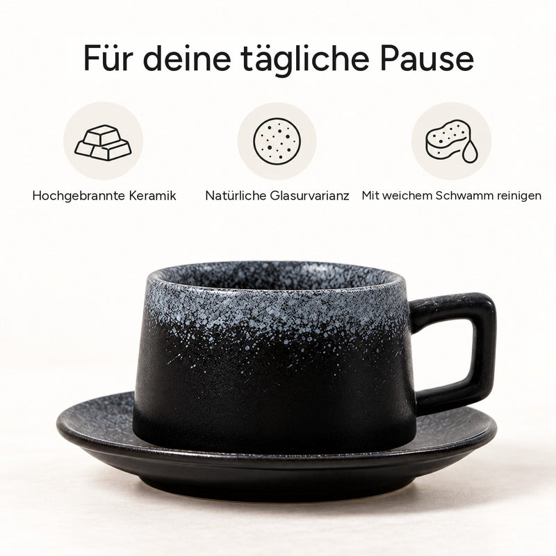 Tasse mit Untertasse mit Hinweisen zu hochgebrannter Keramik, natürlicher Glasurvarianz und Reinigung mit weichem Schwamm