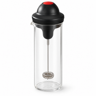 Espumador de leche eléctrico con vaso de vidrio de 450 ml, tapa negra, botón rojo y batidor de acero inoxidable sobre fondo blanco
