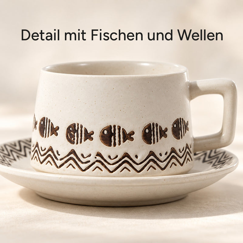 Nahaufnahme des Motivs mit Fischen und Wellen auf Tasse und Untertasse