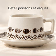 Gros plan sur le motif poissons et vagues de la tasse et de la soucoupe