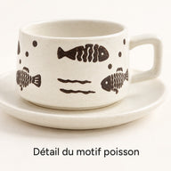 Détail du motif poisson sur une tasse avec soucoupe