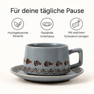 Graue Tasse mit Untertasse mit Hinweisen zu hochgebrannter Keramik, passender Untertasse und Reinigung mit weichem Schwamm