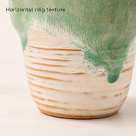 Horizontale Ringstruktur in Creme und Braun an der unteren Keramiktasse