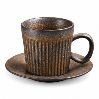 Braune geriffelte Keramik-Kaffeetasse mit passender Untertasse vor weißem Hintergrund