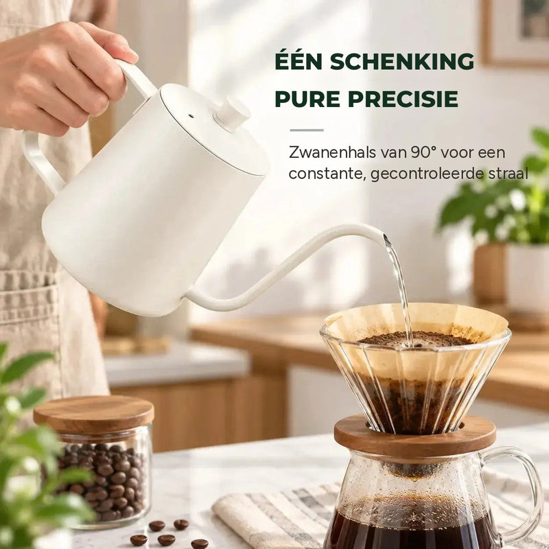 Witte zwanenhalswaterkoker die water op filterkoffie schenkt, tuit onder 90° voor een constante straal