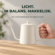 Hand die de witte zwanenhalswaterkoker vasthoudt, licht en goed in balans