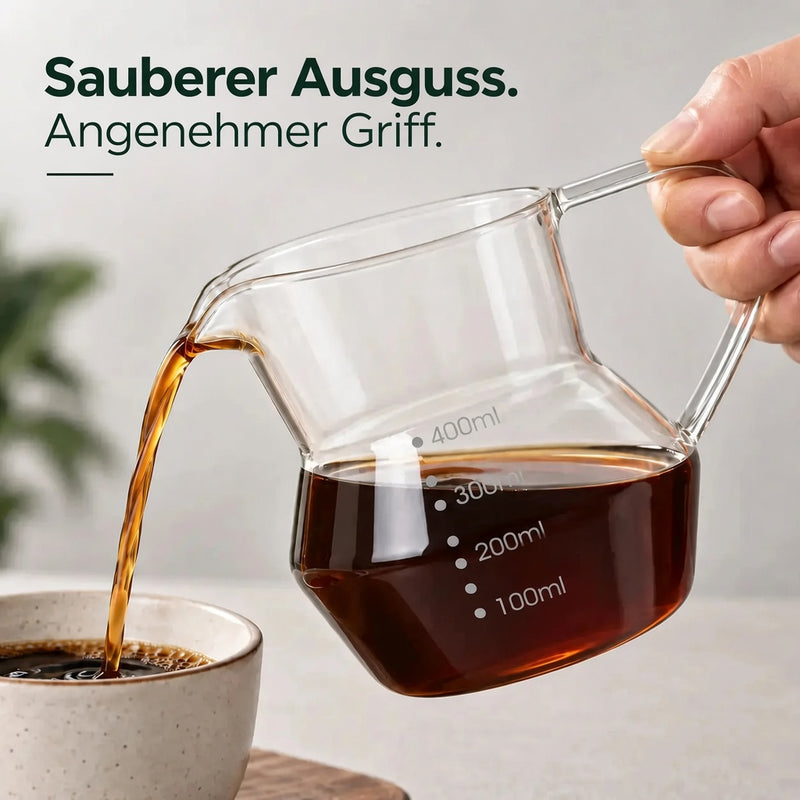 Glaskanne beim Ausgießen von Kaffee