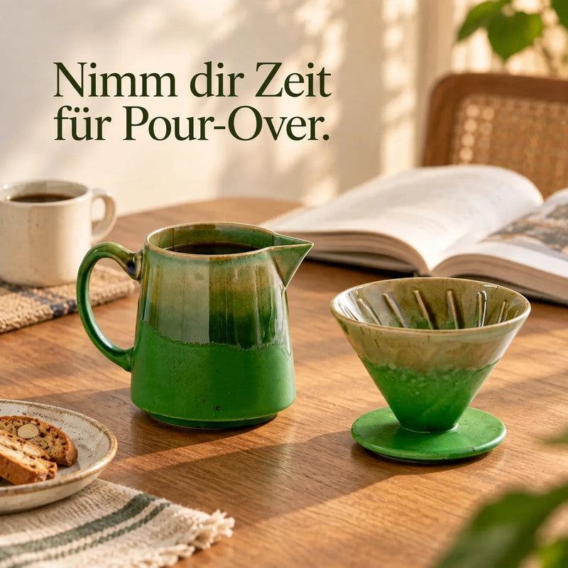 Grüne Keramikkanne und Filter auf einem Holztisch