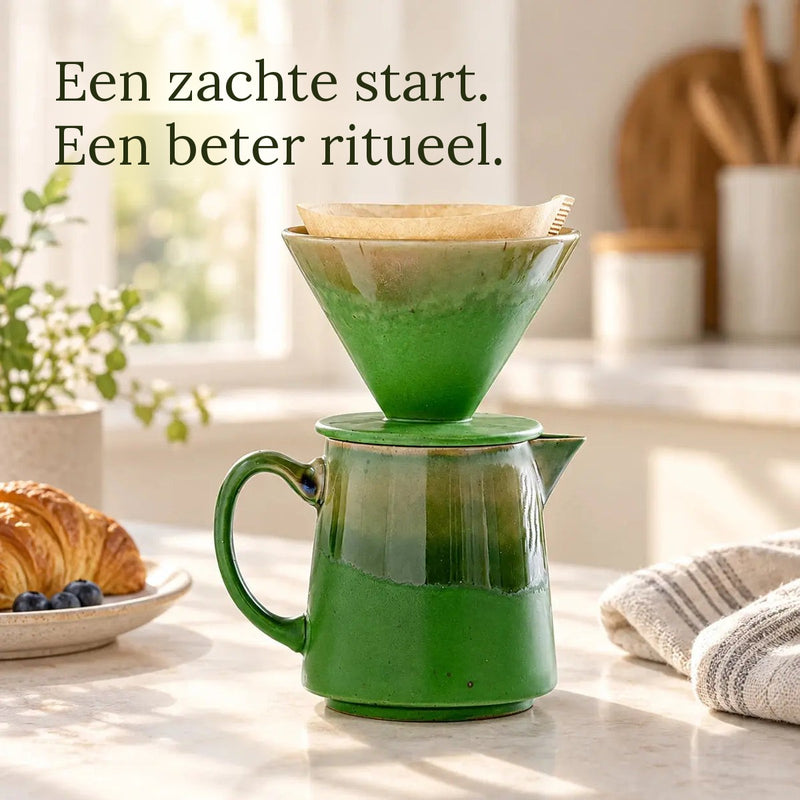Groene keramische filterkoffieset in een keuken in de ochtend