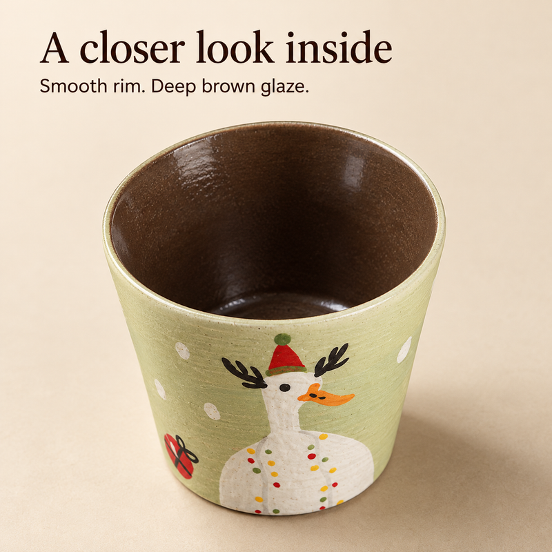 Schräger Blick in die Tasse Festtagsgans mit abgerundetem Rand und tief braun glasiertem Innenraum.
