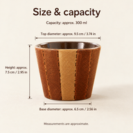 Rostrot gestreifte Tasse mit ungefähren Maßen: 9,5 cm oberer Durchmesser, 7,5 cm Höhe, 6,5 cm Bodendurchmesser und 300 ml Fassungsvermögen, mit Angaben in Zoll.