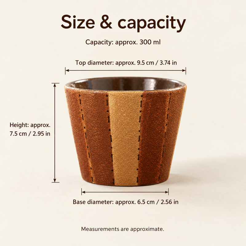 Rostrot gestreifte Tasse mit ungefähren Maßen: 9,5 cm oberer Durchmesser, 7,5 cm Höhe, 6,5 cm Bodendurchmesser und 300 ml Fassungsvermögen, mit Angaben in Zoll.