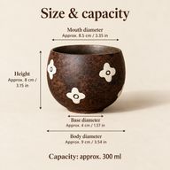 Dimensioni indicative della tazza: bocca 8,5 cm, altezza 8 cm, base 4 cm, diametro del corpo 9 cm e capacità 300 ml