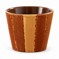 Henkellose Keramik-Kaffeetasse mit Streifen in Rost und Ocker, dunklen Stichdetails und braun glasiertem Innenraum auf Weiß.