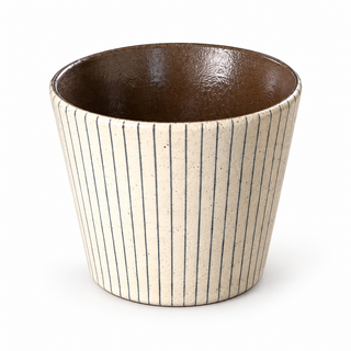 Taza de café de cerámica sin asa de rayas finas gris azulado con exterior crema e interior esmaltado en marrón sobre blanco