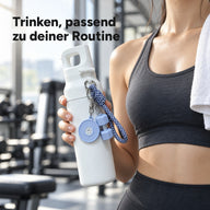 Weiße 620-ml-Trinkflasche mit blauer geflochtener Handschlaufe nach dem Training