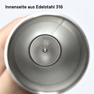Nahaufnahme der Flascheninnenseite mit Markierung Edelstahl 316