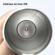 Gros plan sur l’intérieur de la gourde marqué inox 316