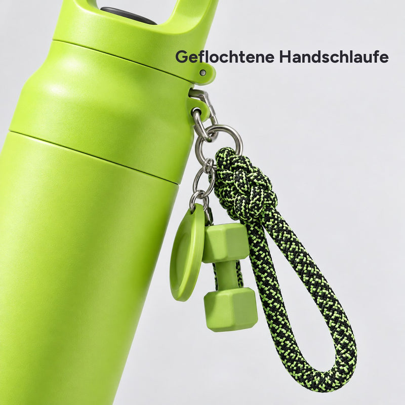 Nahaufnahme der geflochtenen Handschlaufe der grünen Flasche mit Metallclips und Anhängern