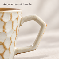 Primo piano del manico angolare della tazza in ceramica avorio