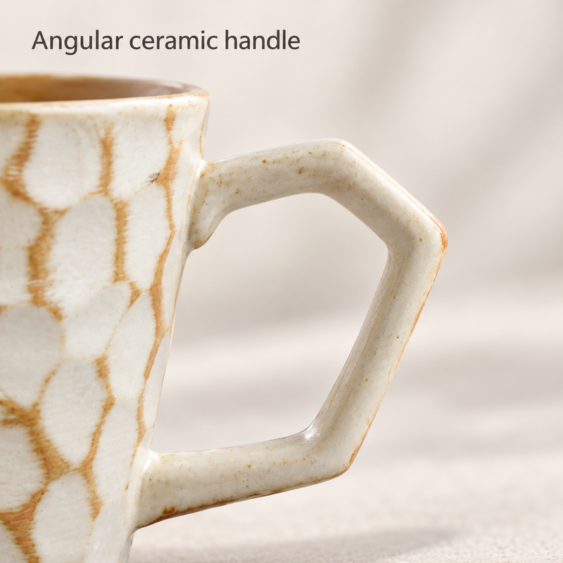 Primo piano del manico angolare della tazza in ceramica avorio