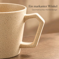 Nahaufnahme des geometrischen Henkels der Keramiktasse