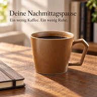 Braune Keramiktasse mit schwarzem Kaffee auf einem Holztisch