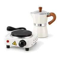 Witte mokapot van 150 ml naast het bijpassende vierkante elektrische kookplaatje op een witte achtergrond