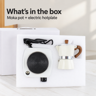 Witte mokapot en vierkant elektrisch kookplaatje met snoer in de op maat gemaakte cadeaudoos