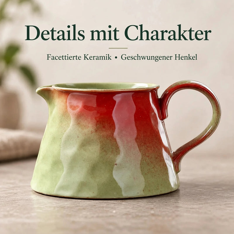 Facettierte Servierkanne in Grün und Rot mit geschwungenem Henkel