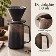 Ausgießer und Henkel der dunklen Servierkanne im Detail