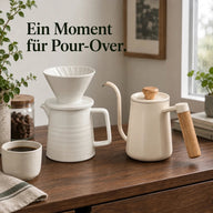 Weißes Pour-Over-Set und Schwanenhalskessel mit Holzgriff