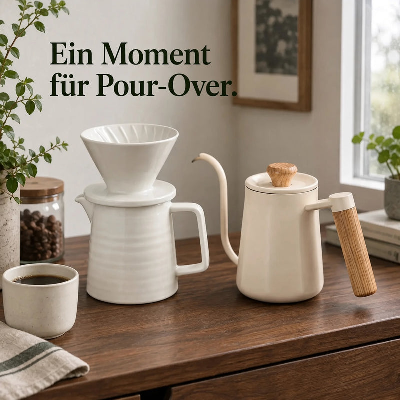 Weißes Pour-Over-Set und Schwanenhalskessel mit Holzgriff