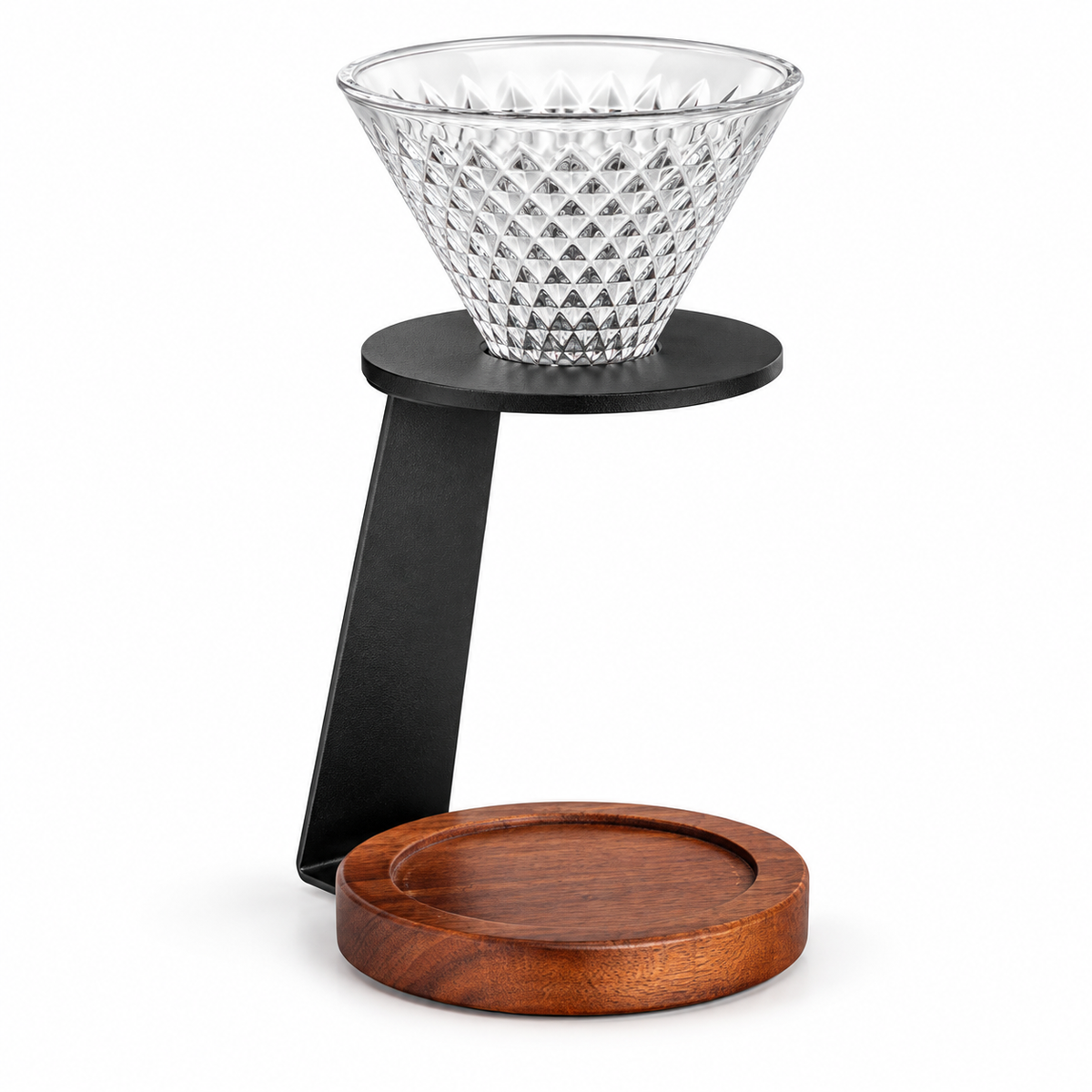 Schwarzer Pour-over-Ständer aus Metall mit Sockel aus Massivholz und Glas-Handfilter mit Rautenmuster vor weißem Hintergrund