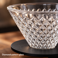 Nahaufnahme des Glas-Handfilters mit Rautenmuster und des mattschwarzen Halters