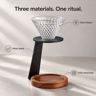 Materialdetails von Glas-Handfilter, Metallständer und Sockel aus Massivholz
