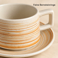 Nahaufnahme der feinen Bernsteinringe auf Tasse und Untertasse