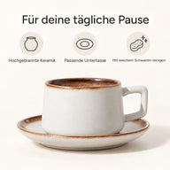 Elfenbeinfarbene Tasse mit braunem Rand und Hinweisen zu hochgebrannter Keramik, passender Untertasse und Reinigung mit weichem Schwamm