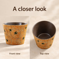 Vista frontale e dall'alto della stessa tazza in ceramica con stelle ambra, con forma rastremata e interno marrone scuro.