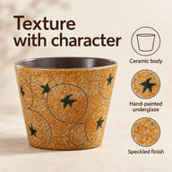Tazza con stelle ambra con indicazioni su corpo in ceramica, sottosmalto dipinto a mano e finitura puntinata.