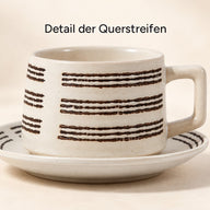 Nahaufnahme der Querstreifen auf Tasse und Untertasse